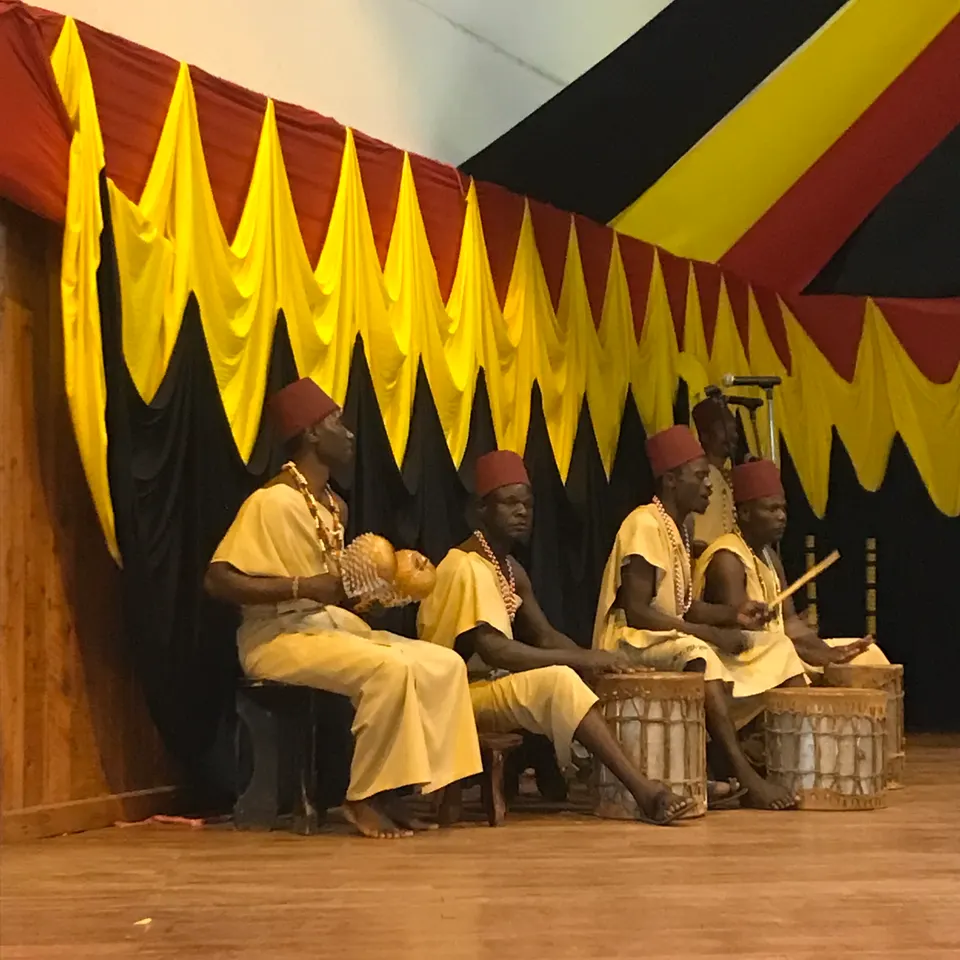 Bailarines tradicionales ejecutando danzas tribales en el auditorio cultural Bomas of Kenya.