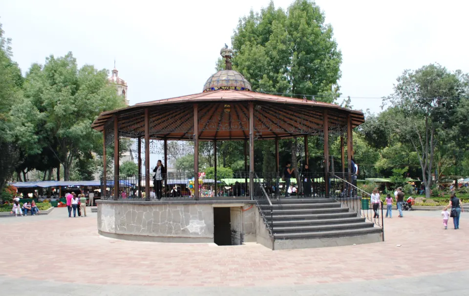 Kiosk in the middle of Plaza Hidalgo in the Coyoacan borough of Mexico City. en ciudad-de-mexico
