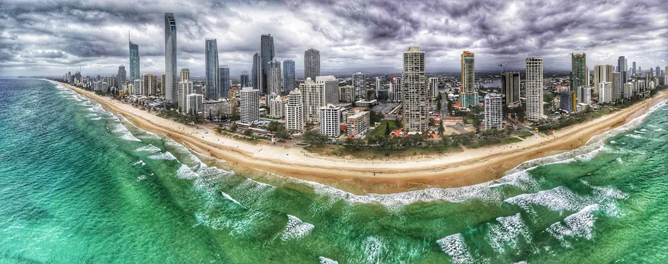 Kilómetros de arenas doradas, rompientes oceánicas y rascacielos en Surfers Paradise, Gold Coast.