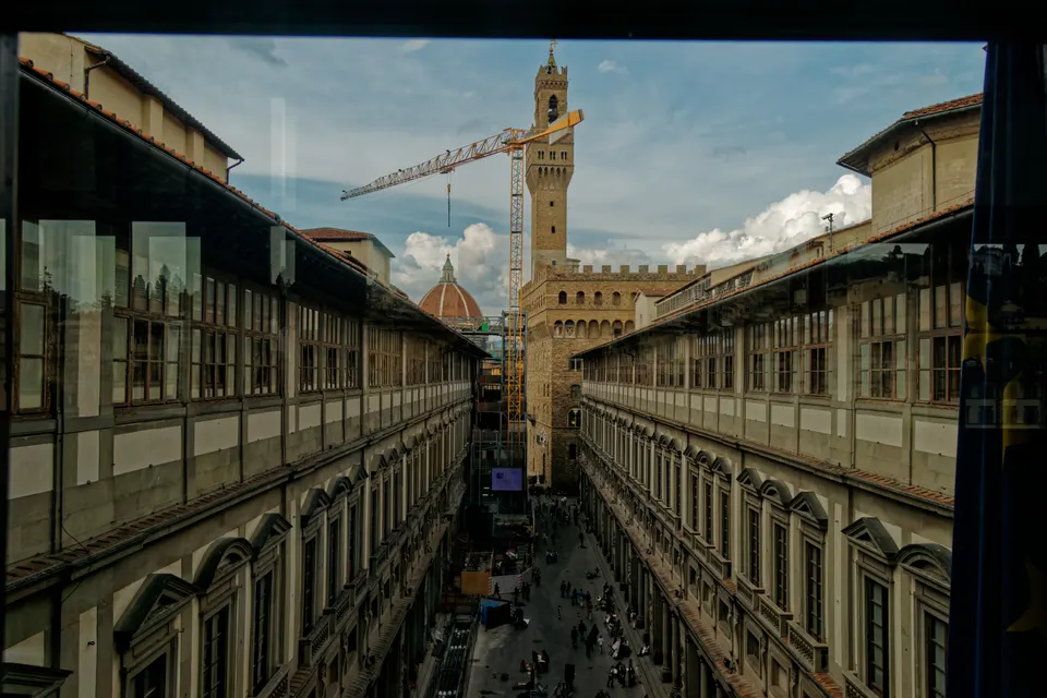 El patio de la Galería Uffizi, con vista hacia el Palazzo Vecchio.