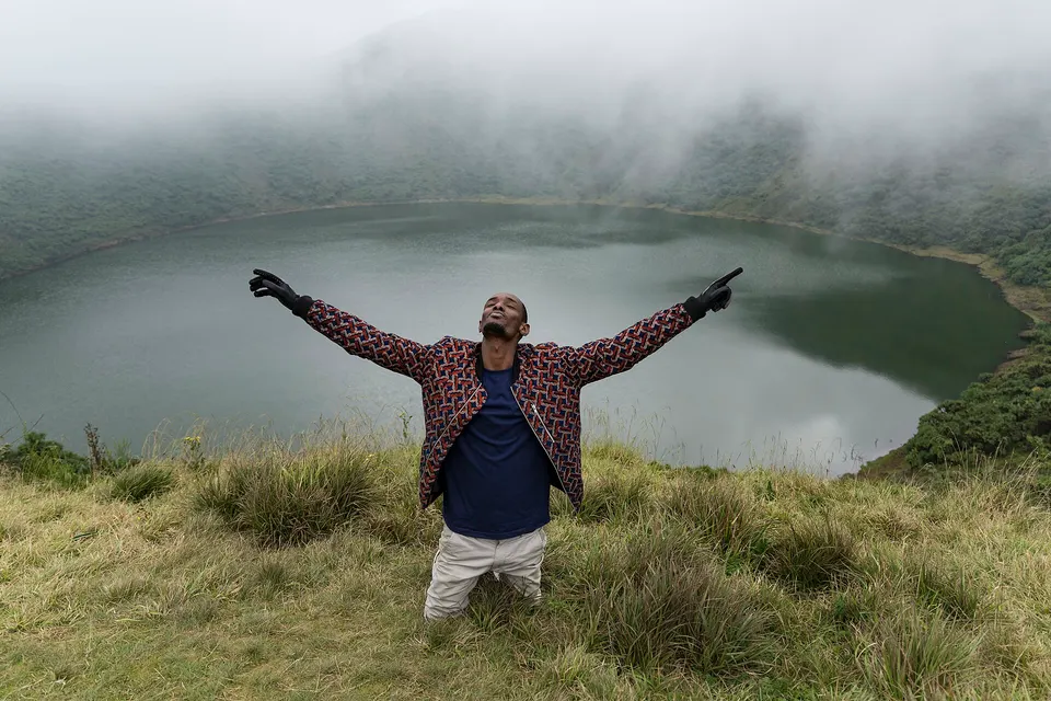 Espectacular lago de cráter volcánico en la cumbre del monte Bisoke a 3.711 metros de altitud.