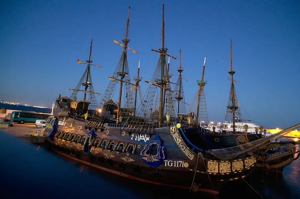 Paseo marítimo y barcos amarrados en la moderna marina turística de Yasmine Hammamet.