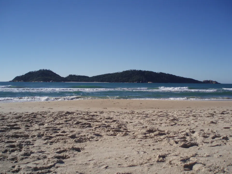 Aguas turquesas transparentes y arenas blancas en la paradisíaca Ilha do Campeche frente a Florianópolis.