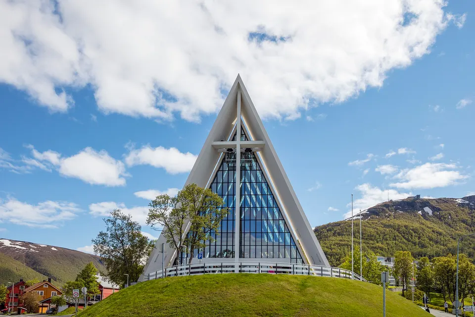 Estructura triangular de hormigón blanco y vidriera de la Catedral del Ártico en Tromsdalen.