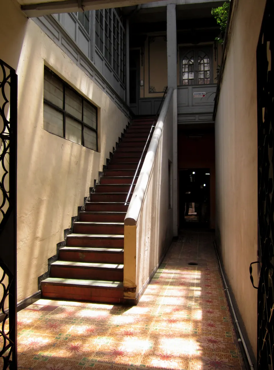 Calle empedrada con aleros coloniales y faroles tradicionales en el barrio histórico de La Candelaria