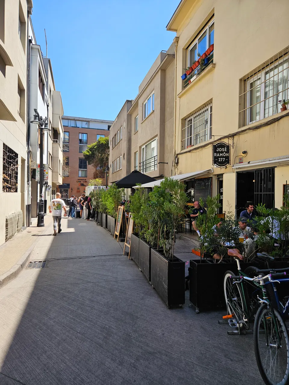 Calles adoquinadas, terrazas gastronómicas y ambiente bohemio del Barrio Lastarria en Santiago.