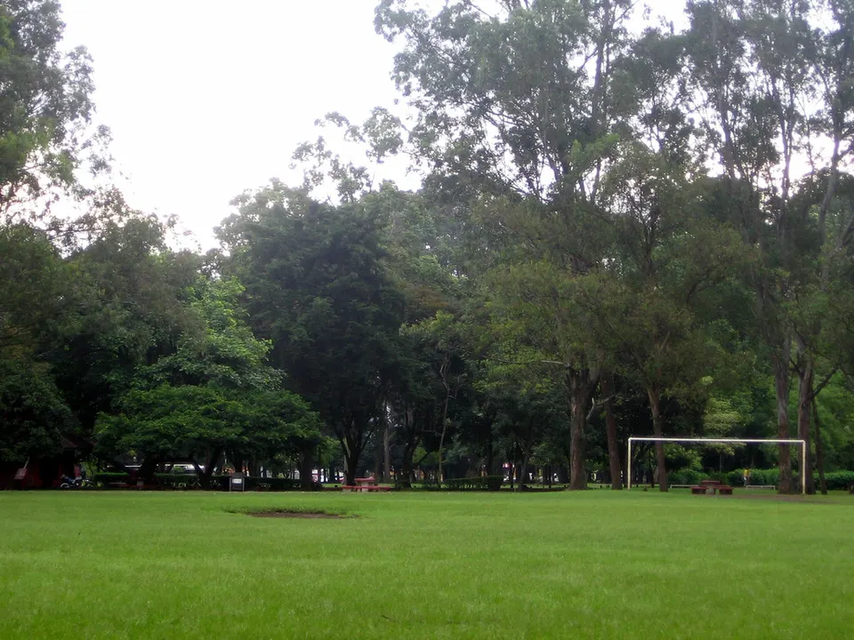 La Sabana Metropolitan Park — large urban park in San José, Costa Rica.
Trees and soccer/futbal field. en san-jose