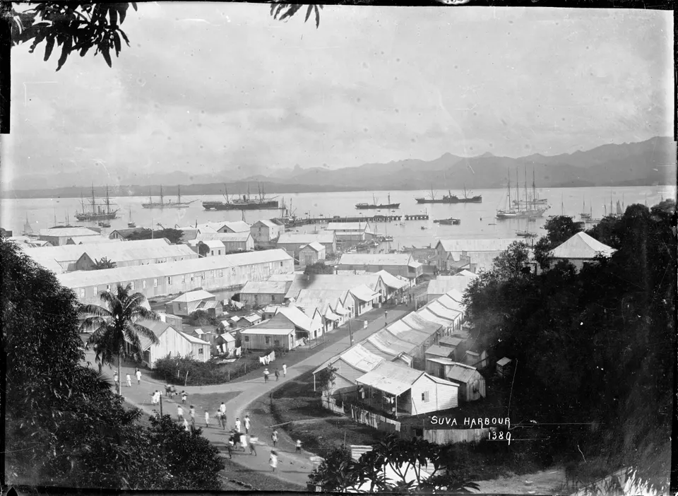 Vista panorámica de la bahía y el puerto marítimo de Suva con embarcaciones y el perfil de la ciudad.