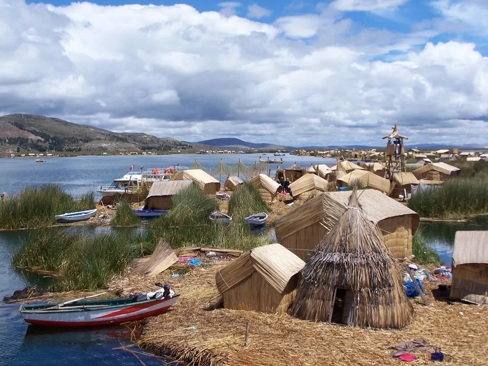 Islas flotantes construidas con juncos de totora y embarcaciones tradicionales en el Lago Titicaca, Puno