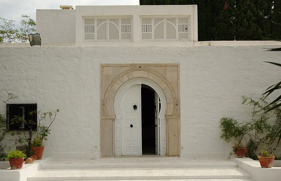 Columnas blancas y piscina en los jardines botánicos de la residencia Villa Sebastián.