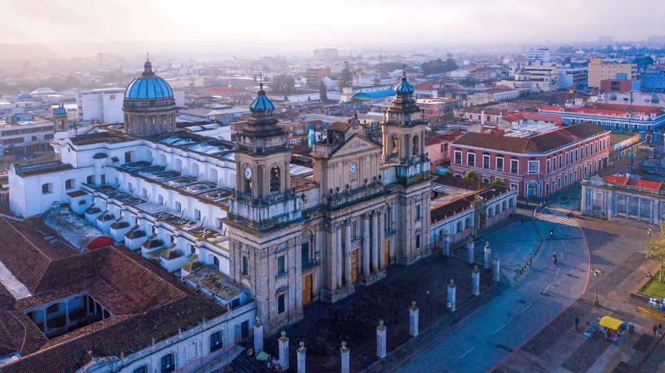 Vista aérea de la Catedral Metropolitana y la Plaza de la Constitución en el Centro Histórico de Ciudad de Guatemala.