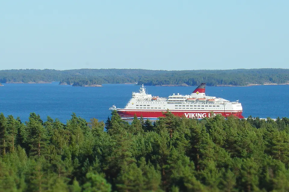 Islas e islotes rocosos salpicados de pinos en el archipiélago de Turku bañados por el mar Báltico.