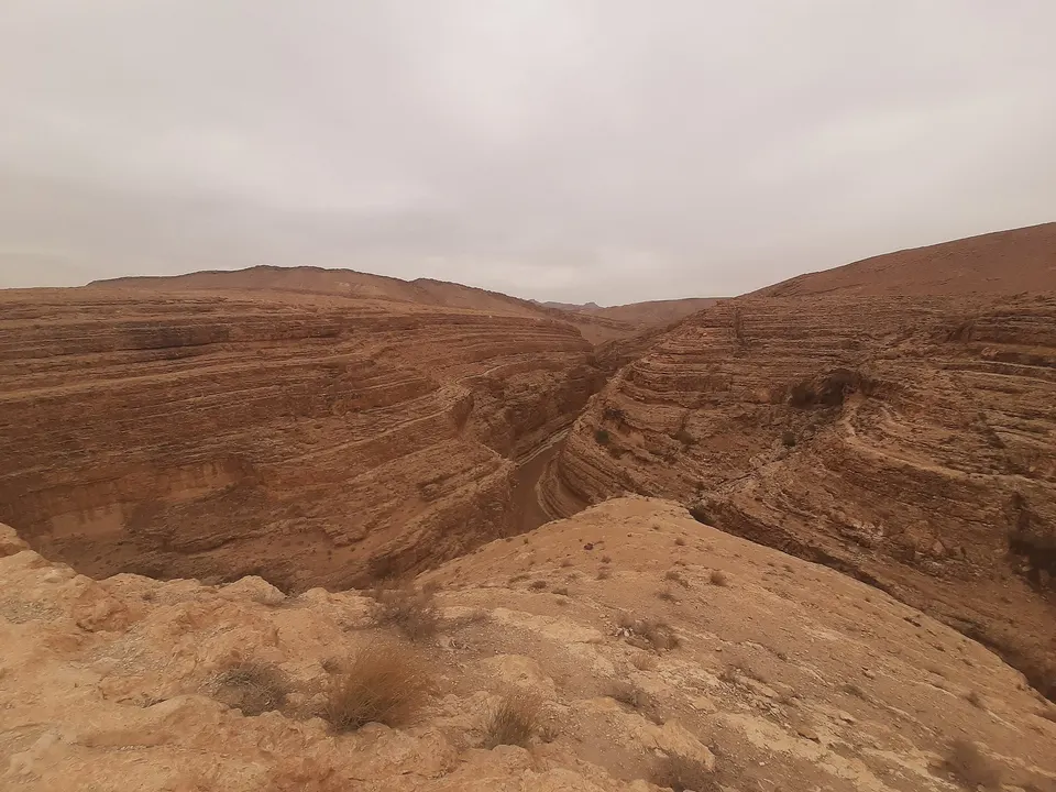 Profundo cañón con estratos rocosos tallados por la erosión en las gargantas de Mides.