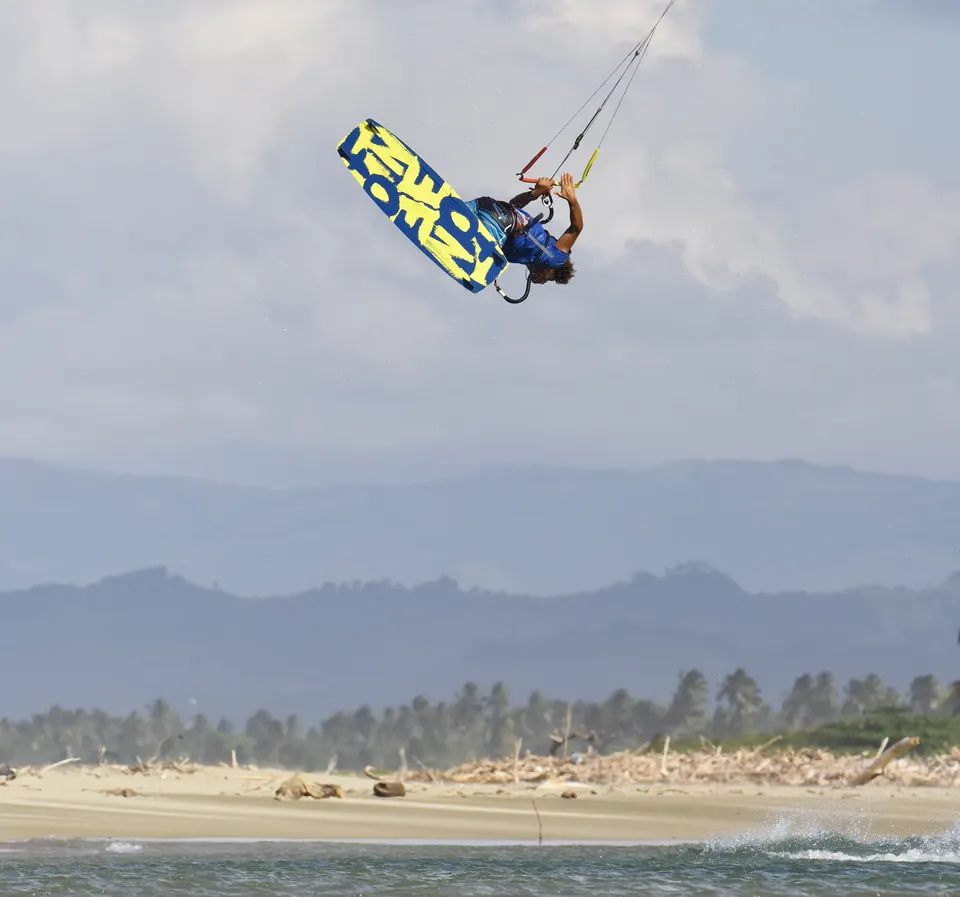 Practicante de kitesurf en Cabarete, cerca de Puerto Plata.