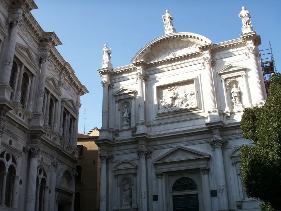 Fachada renacentista de la Scuola Grande di San Rocco en Venecia.