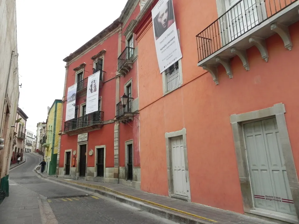 Fachada colonial de la cuna natal y Museo Casa Diego Rivera en el centro histórico de Guanajuato.