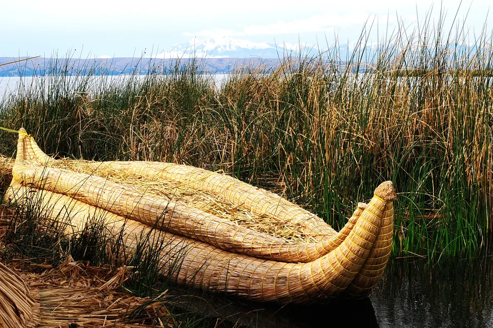 Tradicional balsa de junco de totora y plataformas lacustres en el Lago Titicaca.
