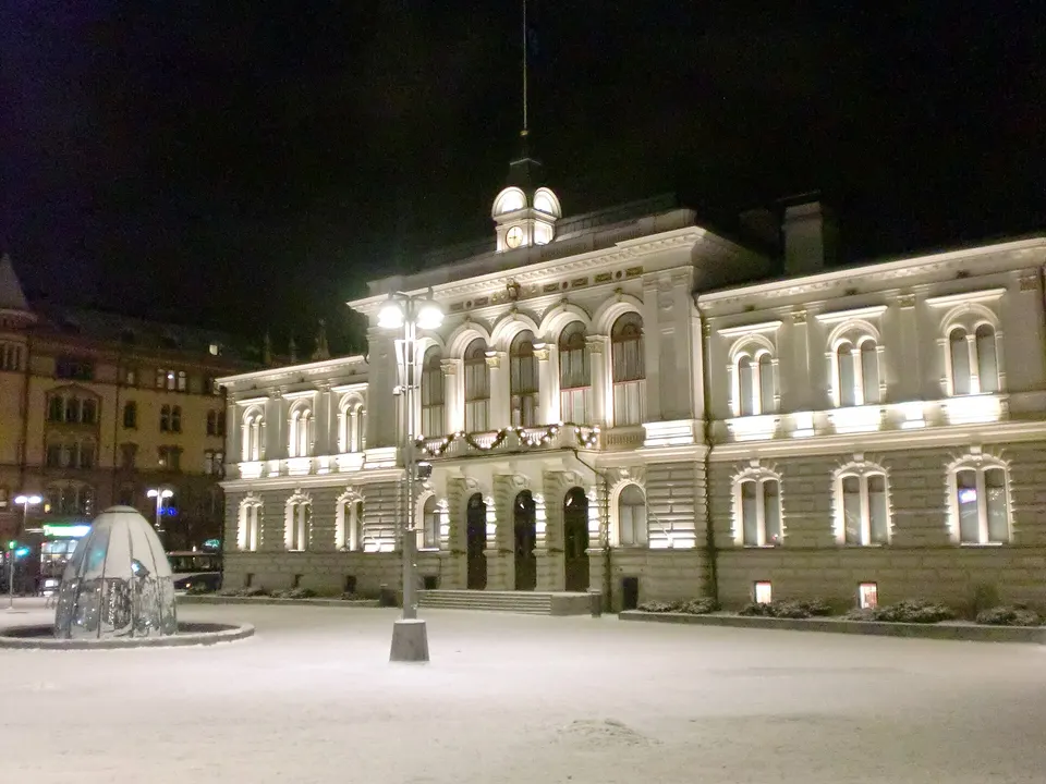 Plaza central Keskustori con el histórico edificio neorrenacentista del Ayuntamiento de Tampere.