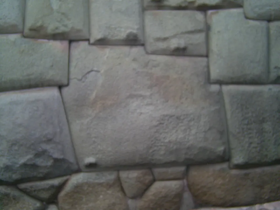 Detalle del ensamble milimétrico de la Piedra de los Doce Ángulos en el muro incaico de Hatun Rumiyoc