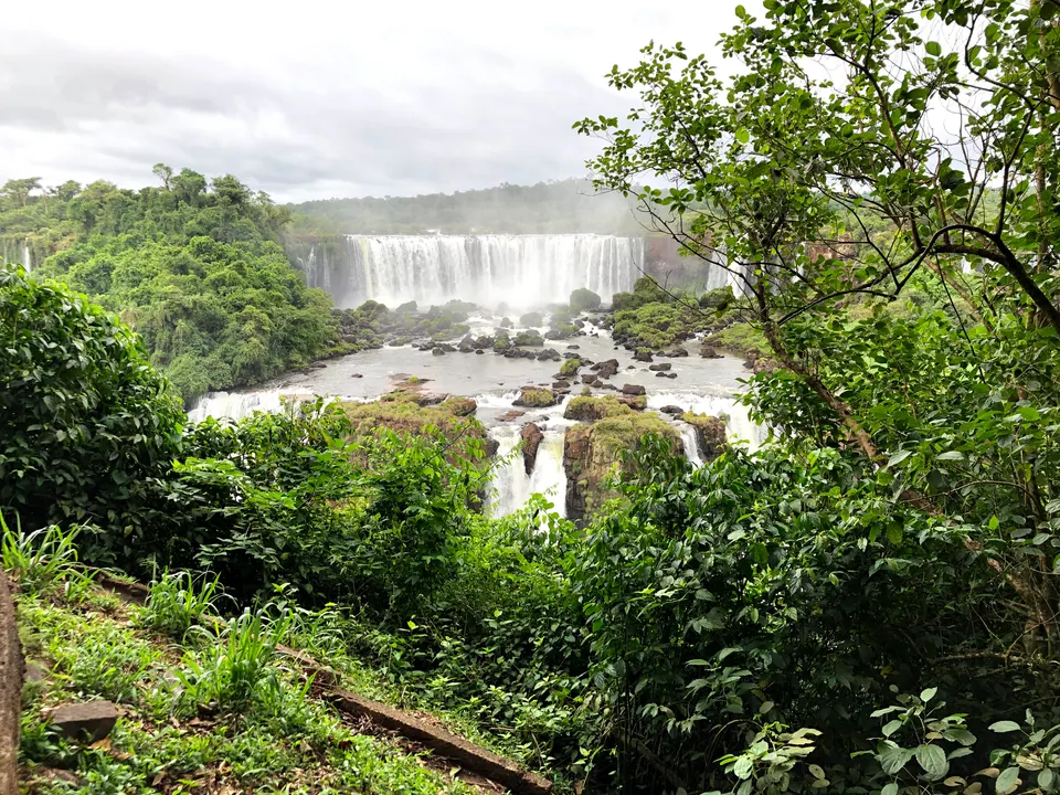 Vista panorámica frontal de las cascadas y pasarelas desde el Parque Nacional do Iguaçu en Brasil.