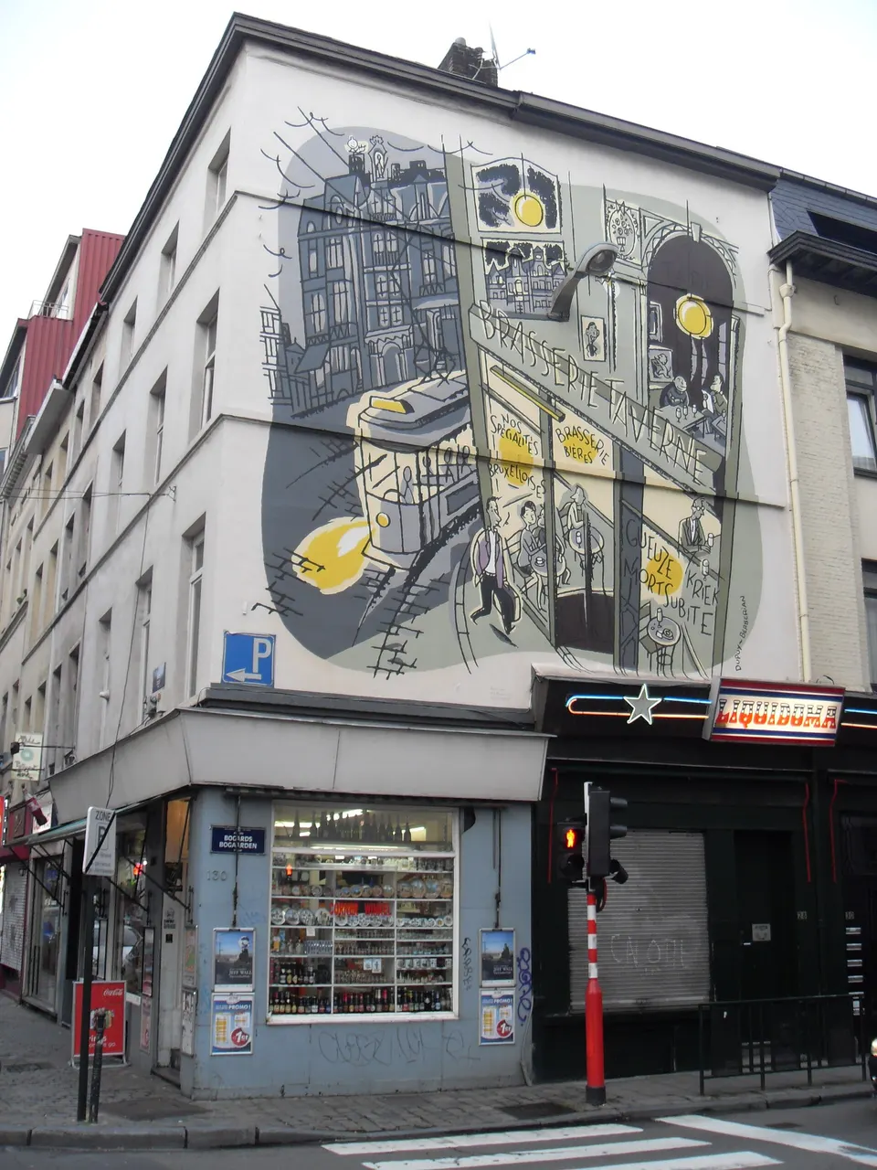 Mural de cómic pintado en la fachada de un edificio de Bruselas, parte de la Ruta del Cómic.