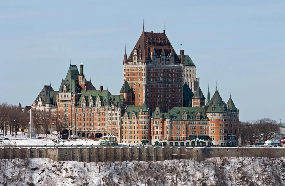 Panorámica de la silueta del Château Frontenac y el promontorio de Cap Diamant vista desde Lévis a través del río San Lorenzo.