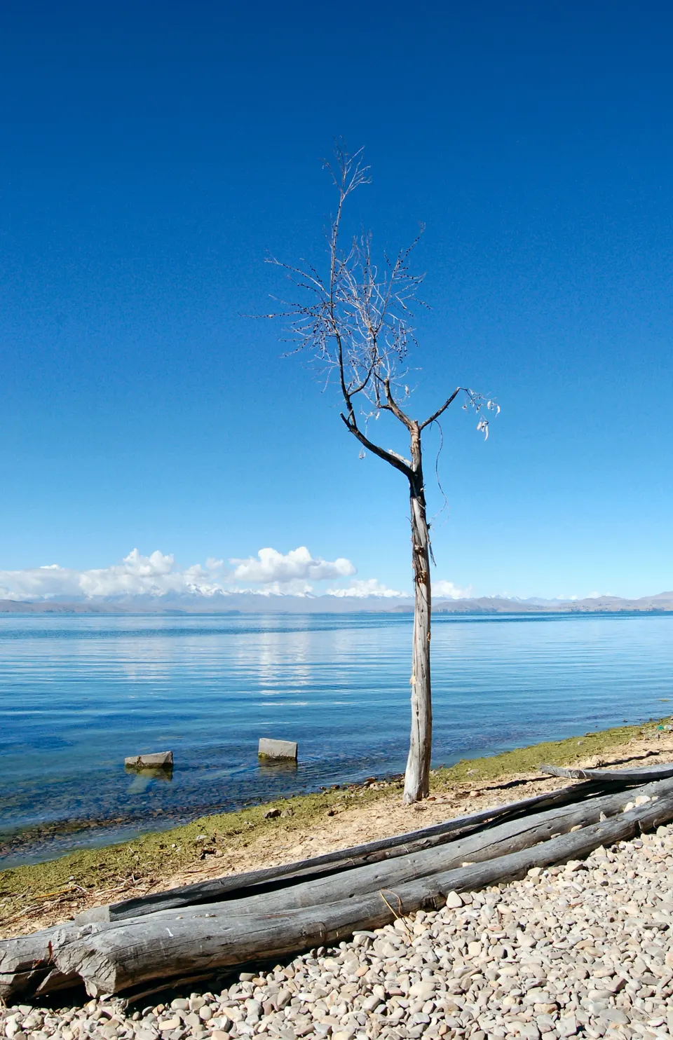 Templo sagrado de las Vírgenes del Sol (Iñak Uyu) en la Isla de la Luna con el lago Titicaca de fondo.