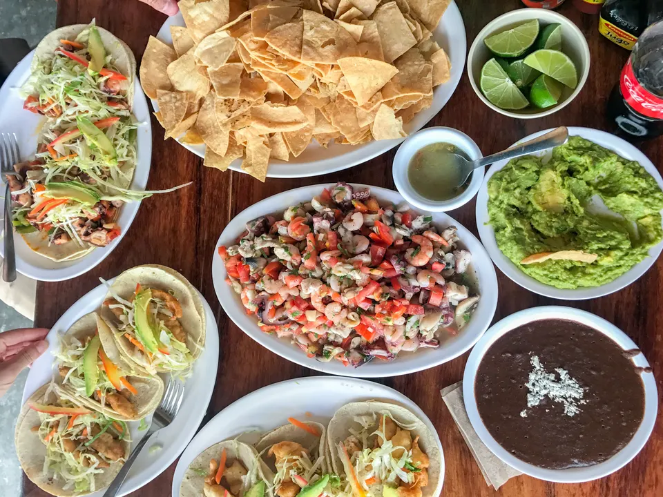 Ceviche fresco caribeño, tacos de mariscos y guacamole típico de la costa de Tulum.