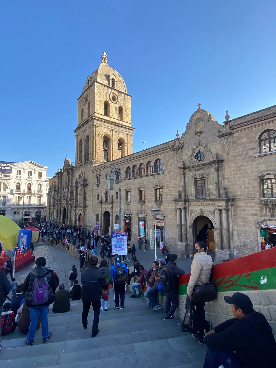 Fachada barroco mestiza en piedra labrada de la Basílica de San Francisco.