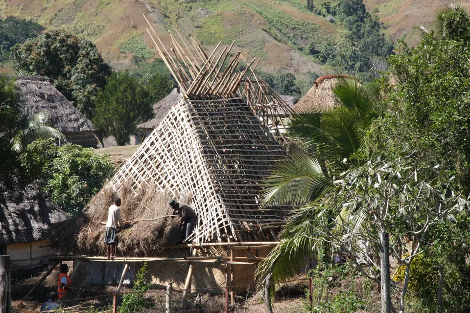 Cabañas tradicionales bures con techumbres de paja en la histórica aldea de montaña de Navala.