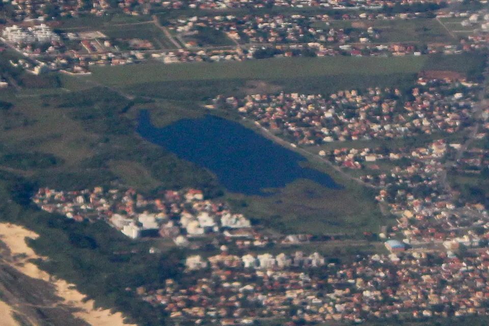Vista panorámica de la Lagoa da Conceição rodeada de morros cubiertos de Mata Atlántica en Florianópolis.