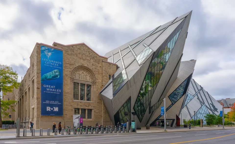 Fachada deconstructivista del Michael Lee-Chin Crystal en el Royal Ontario Museum.