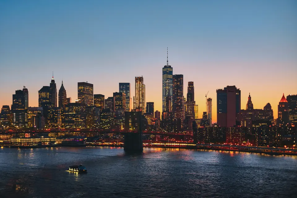 Vista panorámica del puente de Brooklyn con sus torres de piedra y Manhattan al fondo.