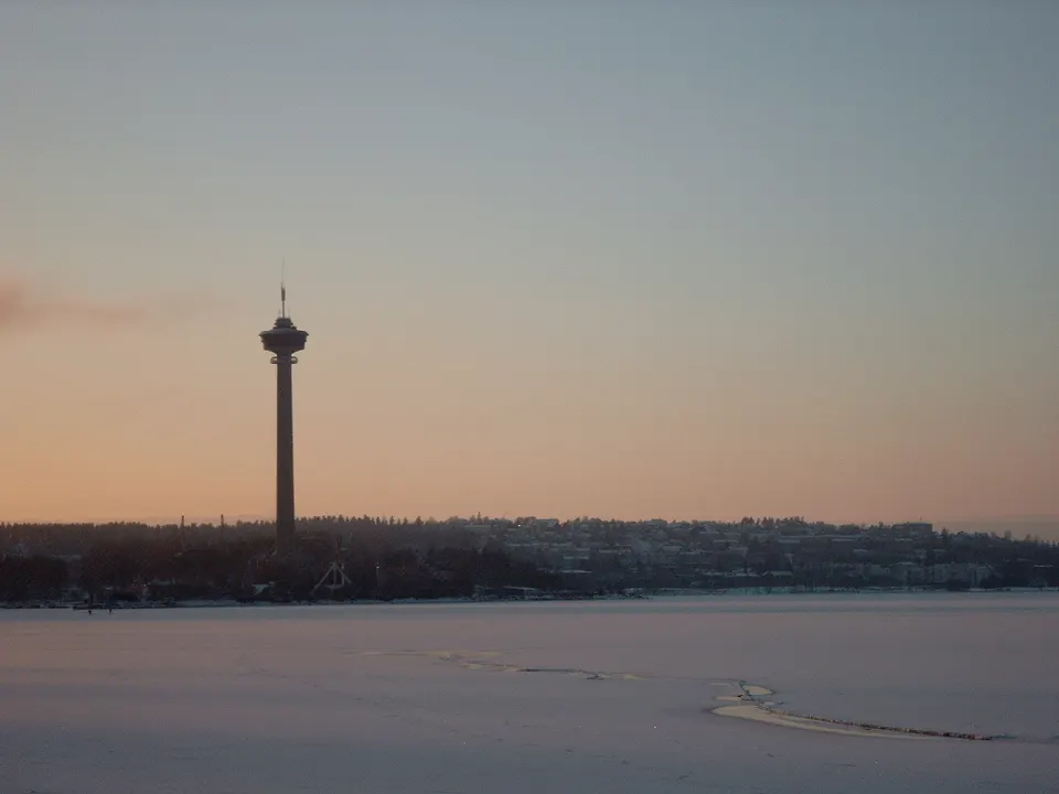 Aguja panorámica de la torre Näsinneula elevándose sobre el lago Näsijärvi en el parque Särkänniemi.
