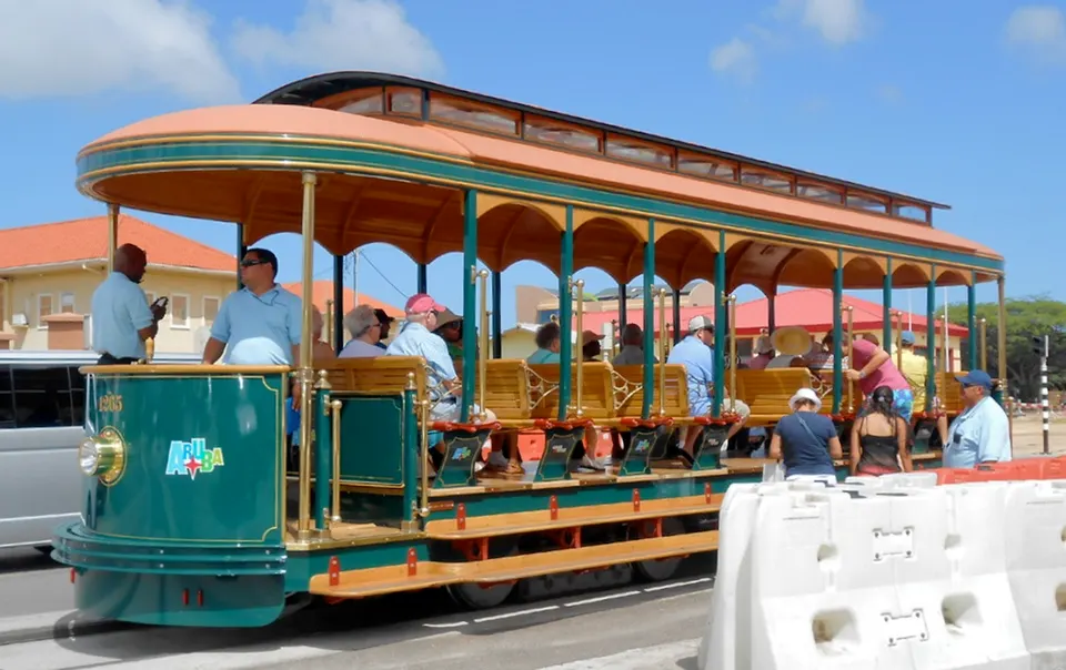 Tranvía turístico gratuito en el centro de Oranjestad, cerca de Renaissance Marketplace.