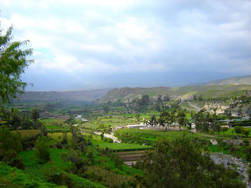 Terrazas preincas y campiña fértil del valle de Chilina con el río Chili y volcanes tutelares