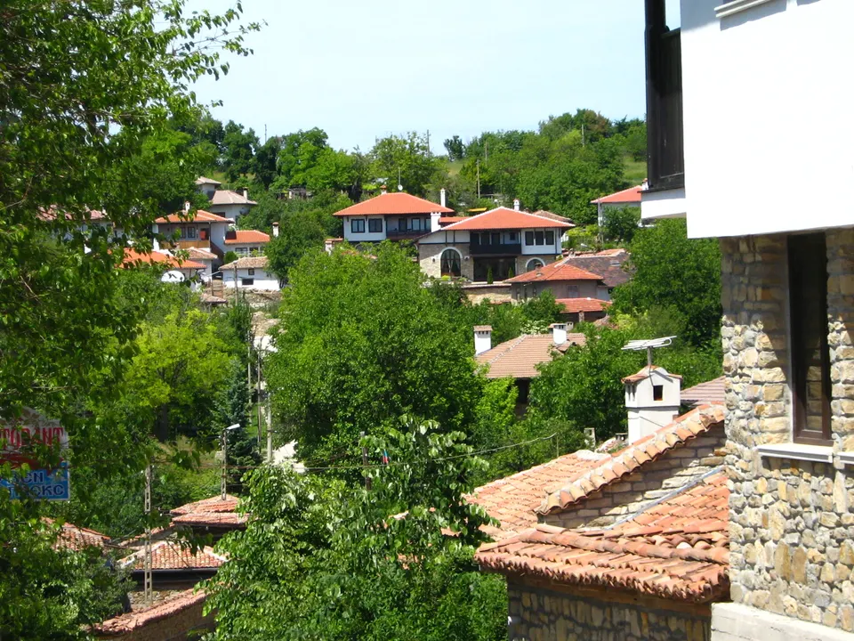 Mansión de piedra fortificada y muros altos tradicionales en el pueblo histórico de Arbanasi.