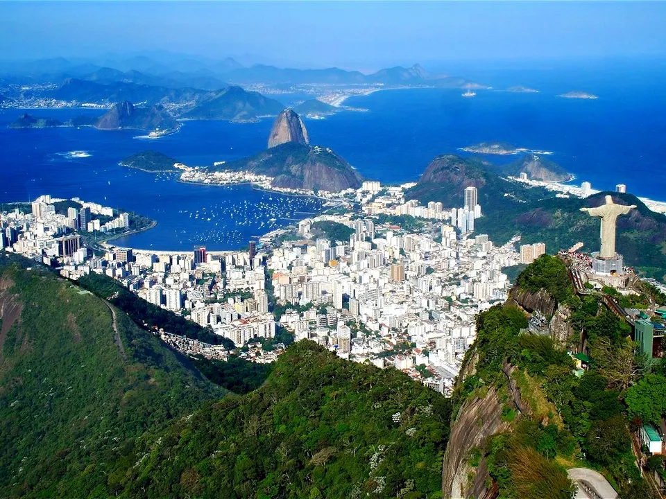 Vista aérea panorámica del cerro del Corcovado con el Cristo Redentor y el Pão de Açúcar en Río de Janeiro, Brasil.