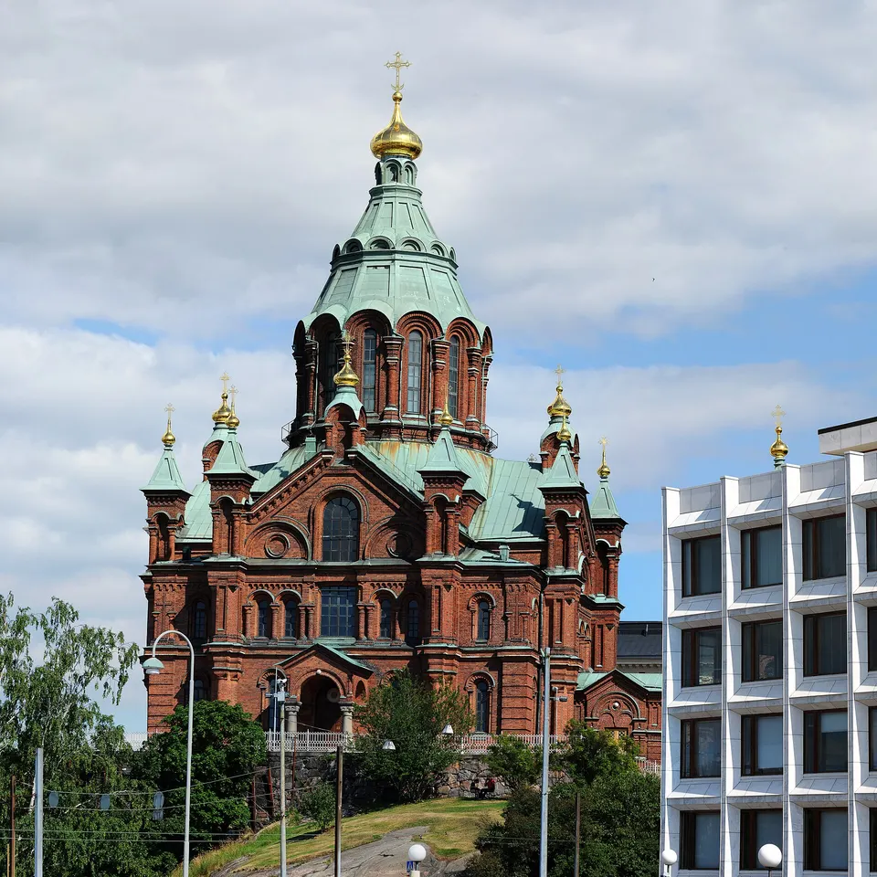Catedral ortodoxa de Uspenski construida en ladrillo rojo con cúpulas doradas en Katajanokka.
