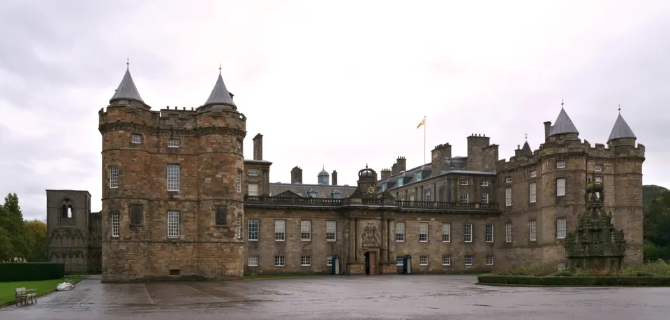 El Palacio de Holyroodhouse, residencia real oficial en Escocia.