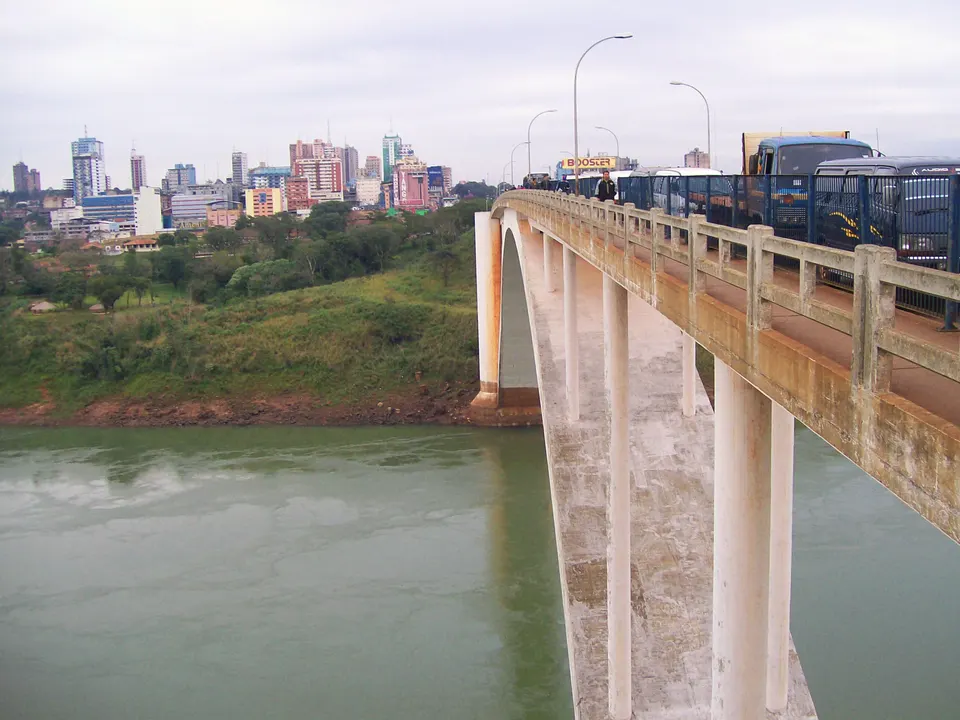 Ponte Internacional da Amizade cruzando sobre el río Paraná y conectando Foz do Iguaçu en Brasil con Ciudad del Este en Paraguay.