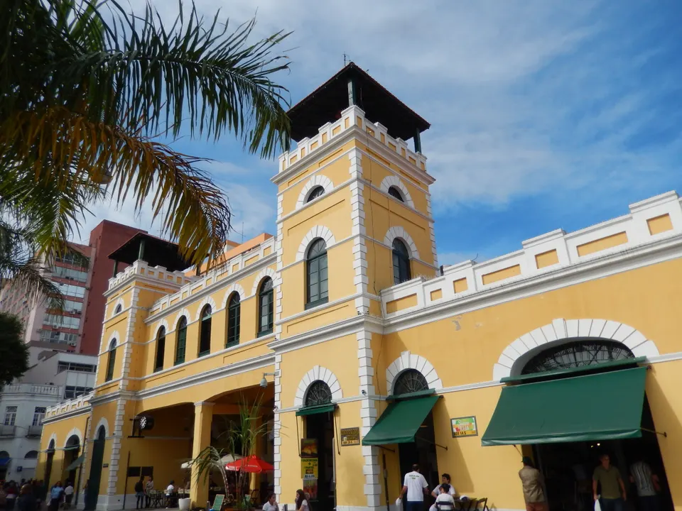 Patio interior y alas históricas amarillas del Mercado Público de Florianópolis en el centro de la ciudad.