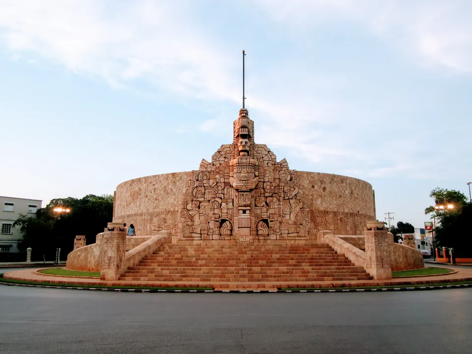 Monumento a la Patria esculpido en cantera en la glorieta principal del Paseo de Montejo en Mérida.