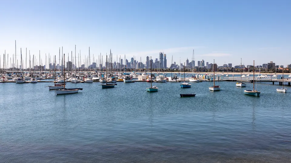 Paseo marítimo, palmeras y muelle histórico de St Kilda con vistas a la bahía de Port Phillip.