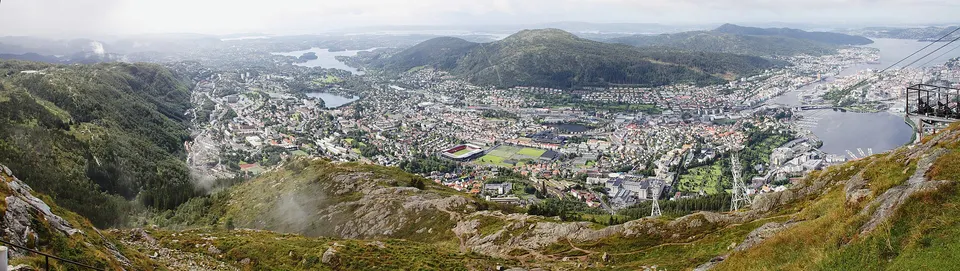 Vista panorámica de la ciudad de Bergen y su bahía portuaria desde el mirador del monte Fløyen.
