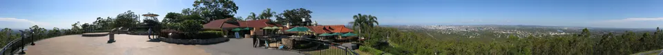 Vista panorámica completa de la ciudad y la bahía de Moreton desde el mirador de Mount Coot-tha.