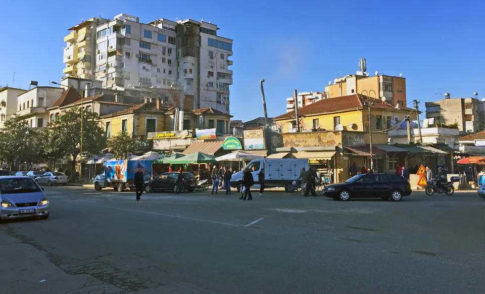 Puestos de fruta y verdura en el Nuevo Bazar de Tirana.