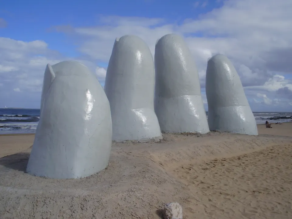 Escultura Hombre emergiendo a la vida o Monumento al ahogado, también conocida como La mano, en Punta del Este (Uruguay) en punta-del-este