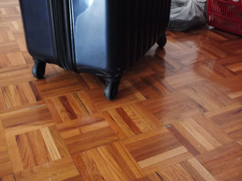 Maleta de cabina trolley rígida con ruedas multidireccionales para viajar sin facturar equipaje.