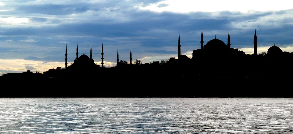 Panorámica de la silueta urbana de Estambul y las mezquitas históricas junto al estrecho del Bósforo al atardecer.